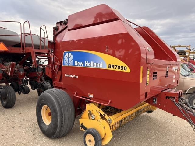 Image of New Holland BR7090 equipment image 1