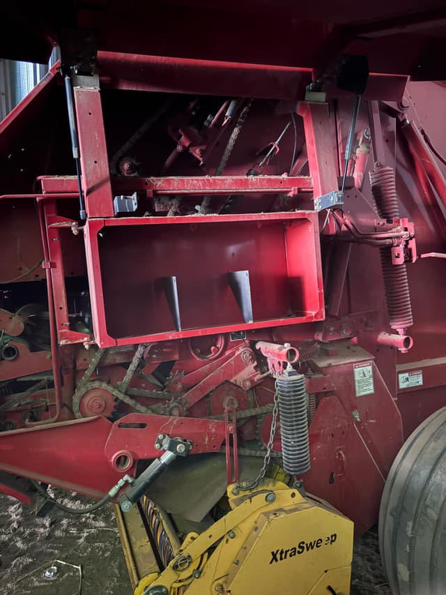 Image of New Holland BR7090 equipment image 1