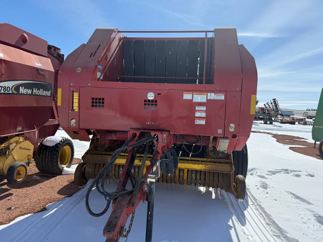 Image of New Holland BR7090 equipment image 2