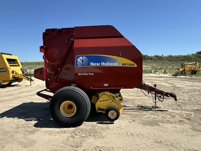 Image of New Holland BR7090 equipment image 3
