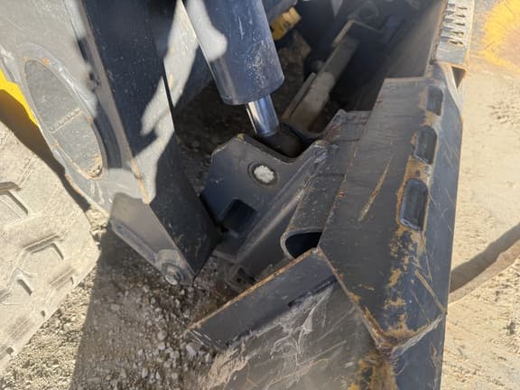 Image of New Holland C232 equipment image 4