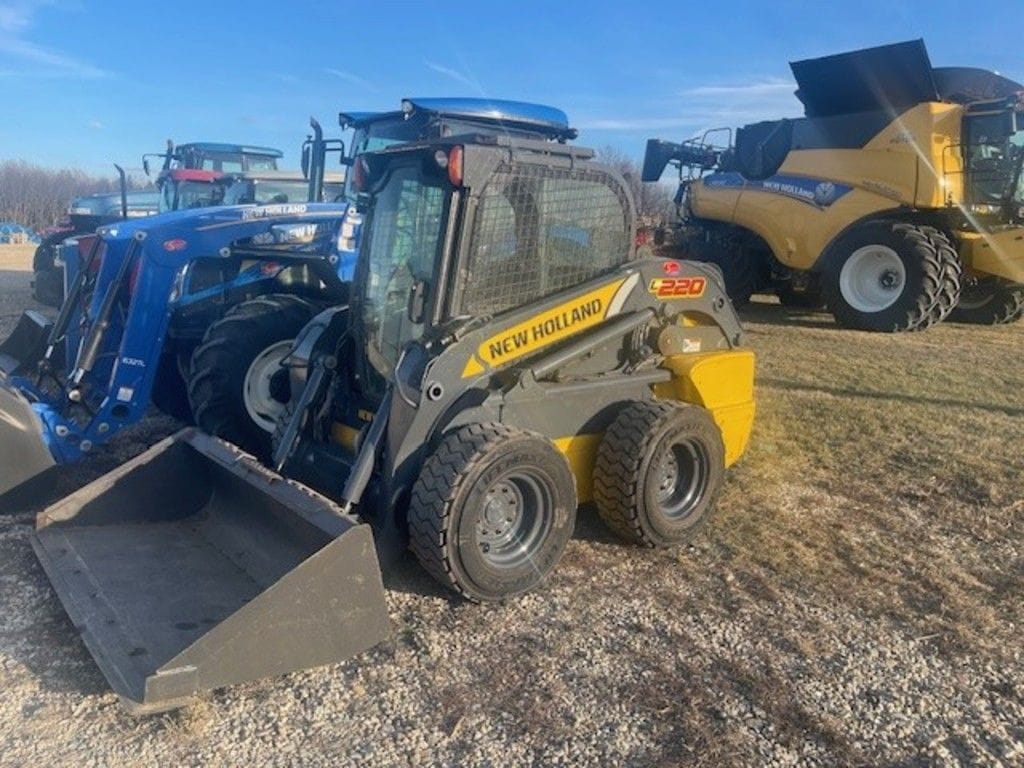 2013 New Holland L220 Equipment Image0