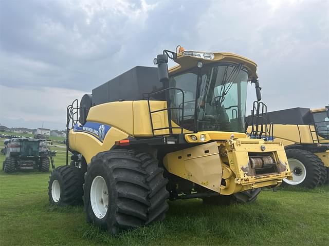 Image of New Holland CR7090 equipment image 2