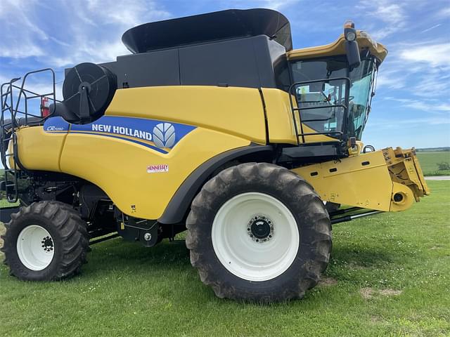 Image of New Holland CR7090 equipment image 3
