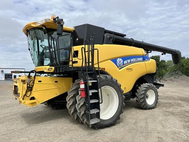 Image of New Holland CR7090 equipment image 2