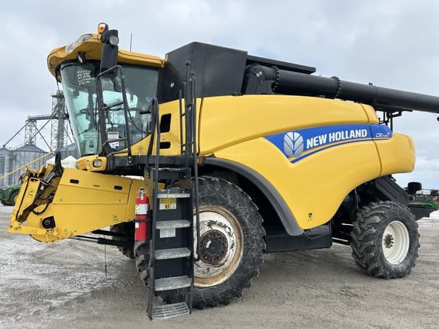 Image of New Holland CR7090 equipment image 4