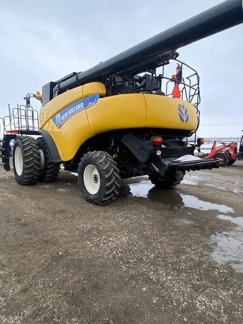Image of New Holland CR7090 equipment image 2