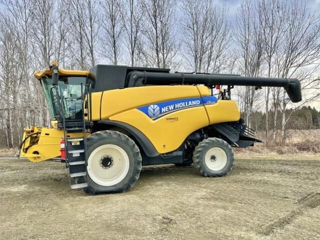 Image of New Holland CR7090 equipment image 4