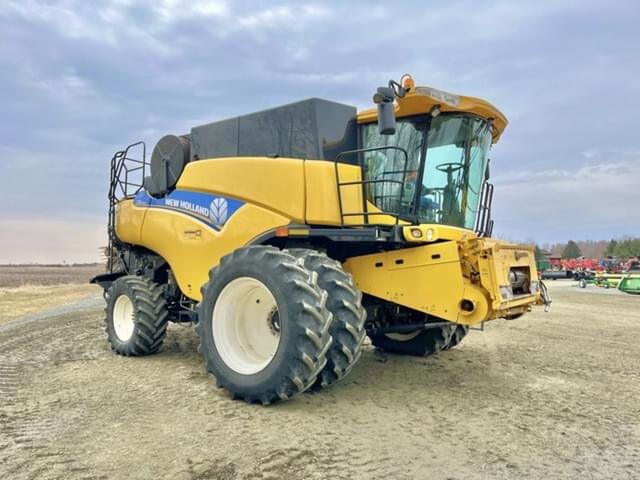 Image of New Holland CR7090 equipment image 1