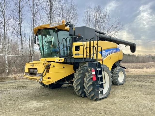 Image of New Holland CR7090 equipment image 2