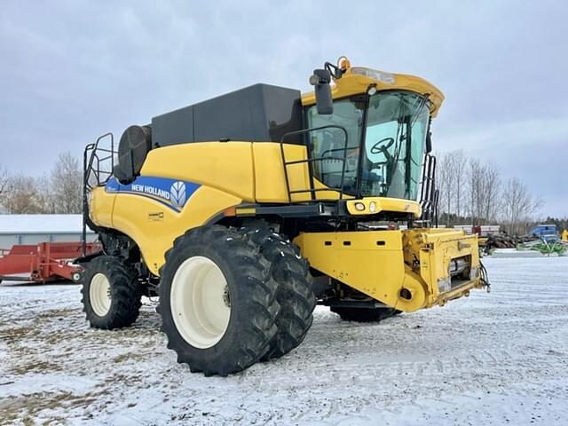 Image of New Holland CR7090 equipment image 1