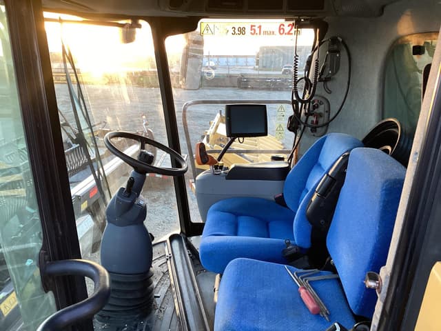 Image of New Holland CR8090 equipment image 4