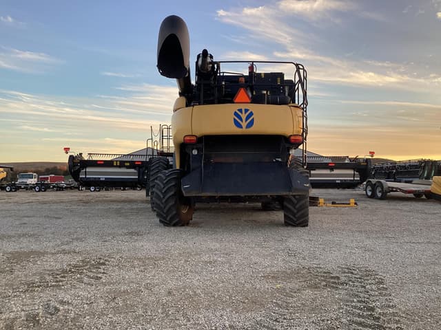 Image of New Holland CR8090 equipment image 2