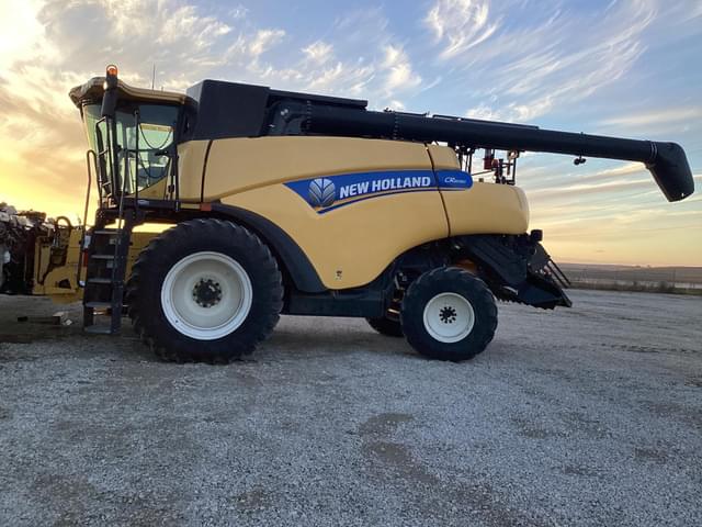 Image of New Holland CR8090 equipment image 2