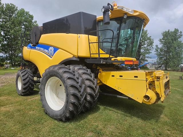 Image of New Holland CR8090 equipment image 1