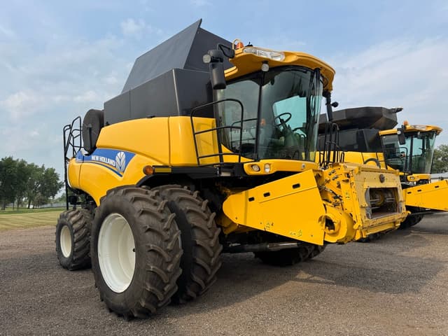 Image of New Holland CR8090 equipment image 2