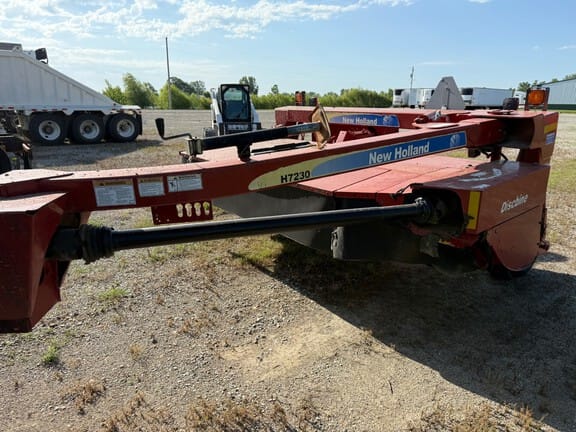 2013 New Holland H7230 Equipment Image0