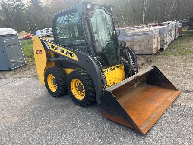 Image of New Holland L213 equipment image 2
