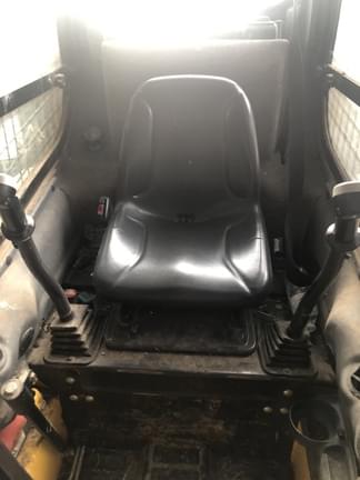 Image of New Holland L216 equipment image 2