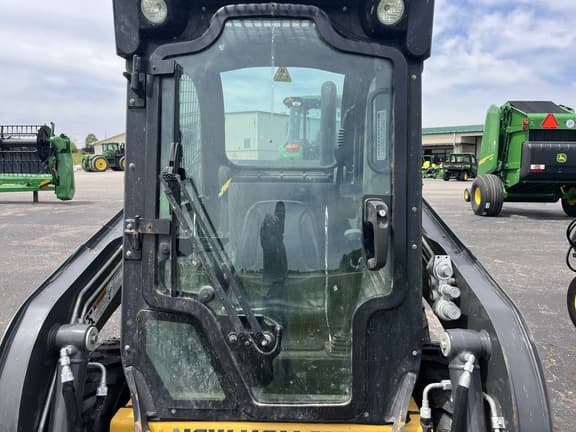 Image of New Holland L216 equipment image 4