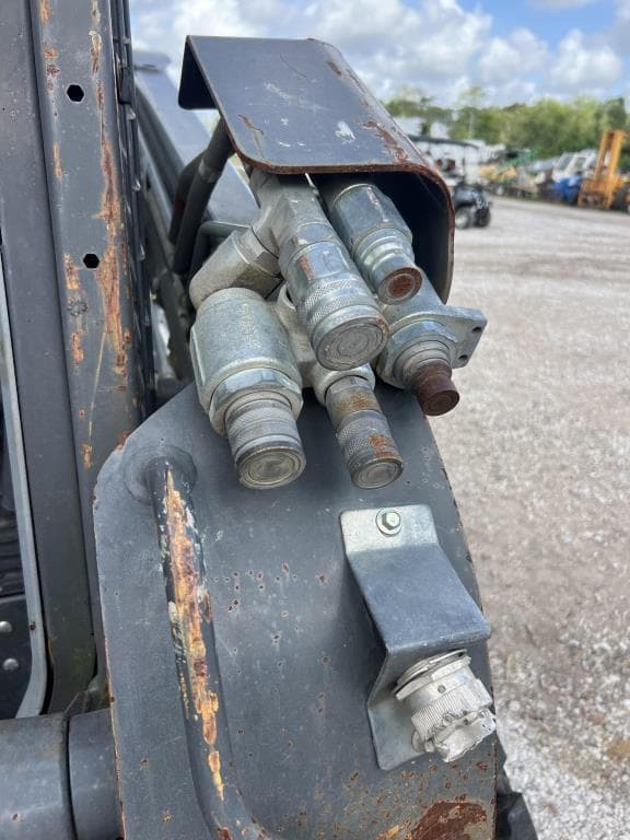 Image of New Holland L218 equipment image 4