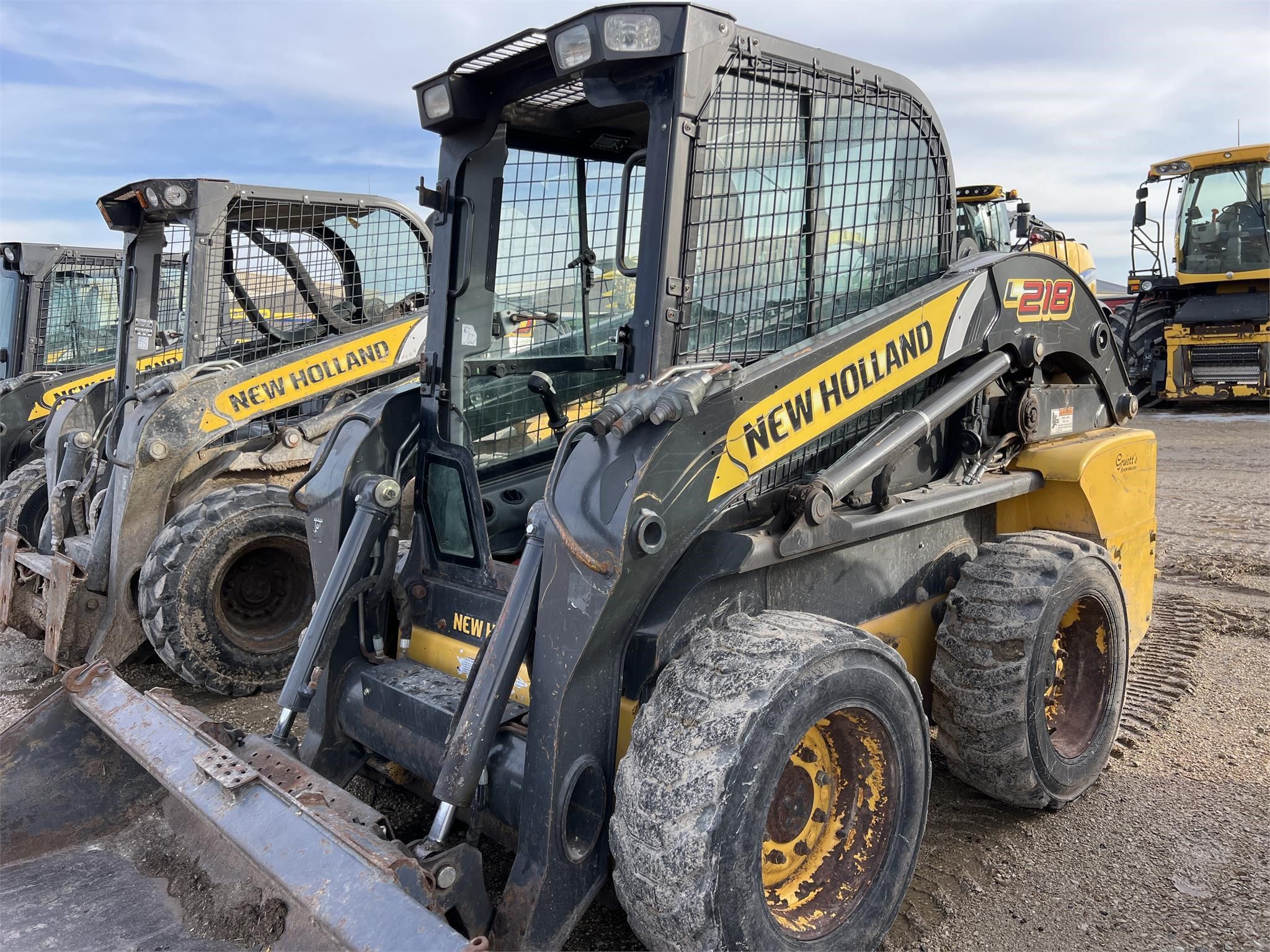 2013 New Holland L218 Equipment Image0