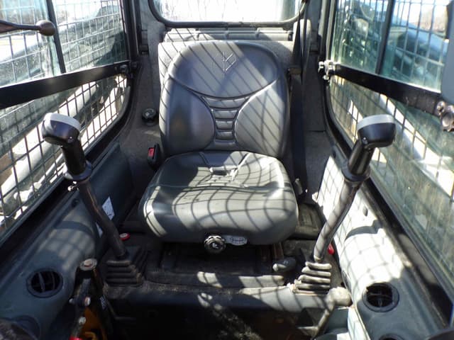 Image of New Holland L218 equipment image 3