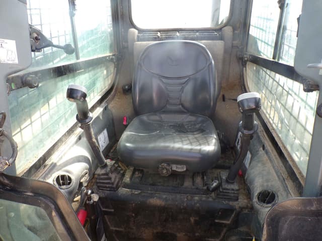 Image of New Holland L218 equipment image 3