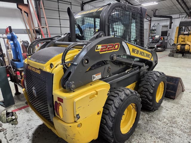 Image of New Holland L220 equipment image 4