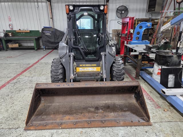 Image of New Holland L220 equipment image 1