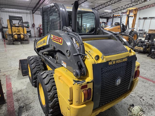Image of New Holland L220 equipment image 3