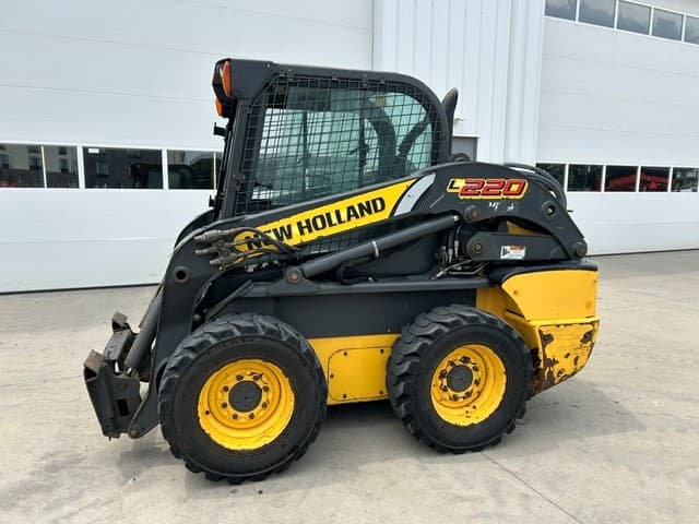 Image of New Holland L220 equipment image 3