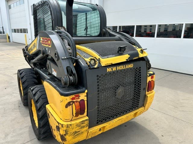 Image of New Holland L220 equipment image 4