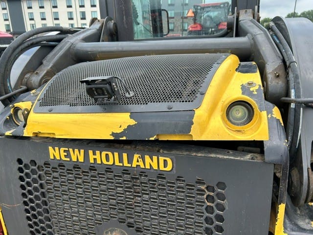 2013 New Holland L220 Equipment Image0
