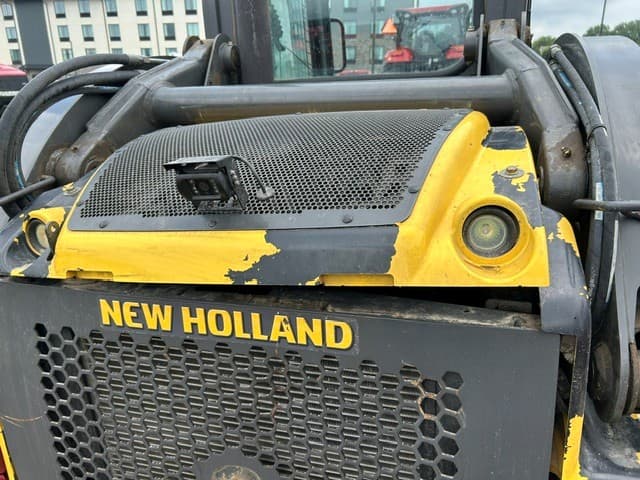 Image of New Holland L220 equipment image 1