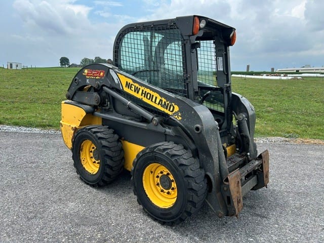 2013 New Holland L220 Equipment Image0