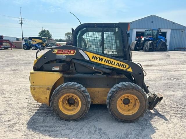 Image of New Holland L220 equipment image 3