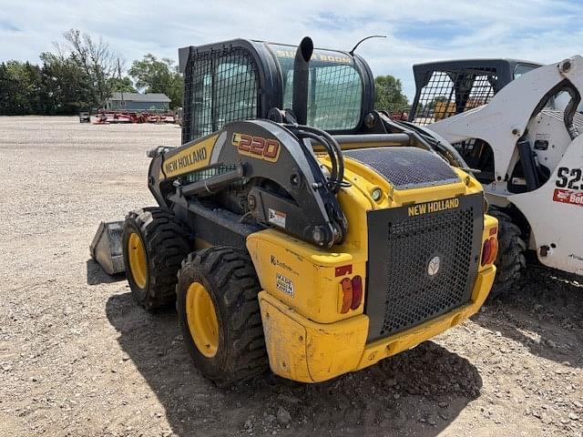 Image of New Holland L220 equipment image 3