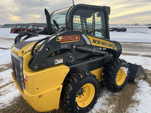 Image of New Holland L220 equipment image 3