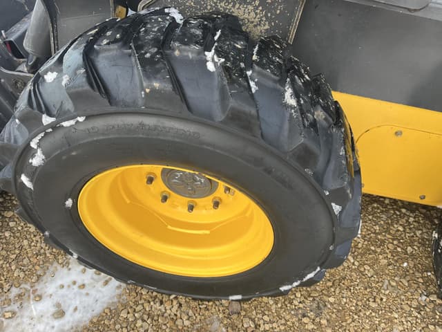 Image of New Holland L220 equipment image 4