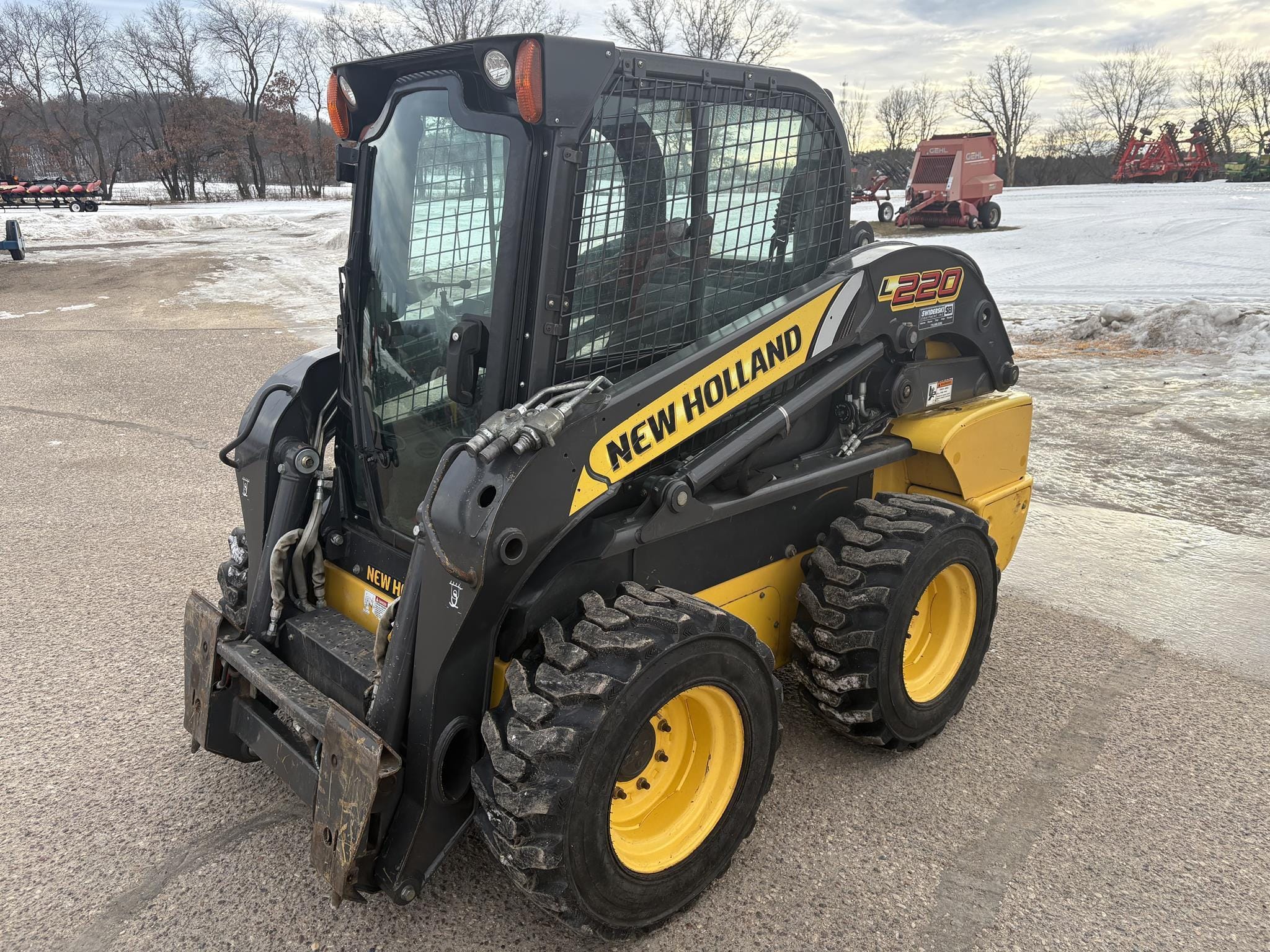 2013 New Holland L220 Equipment Image0