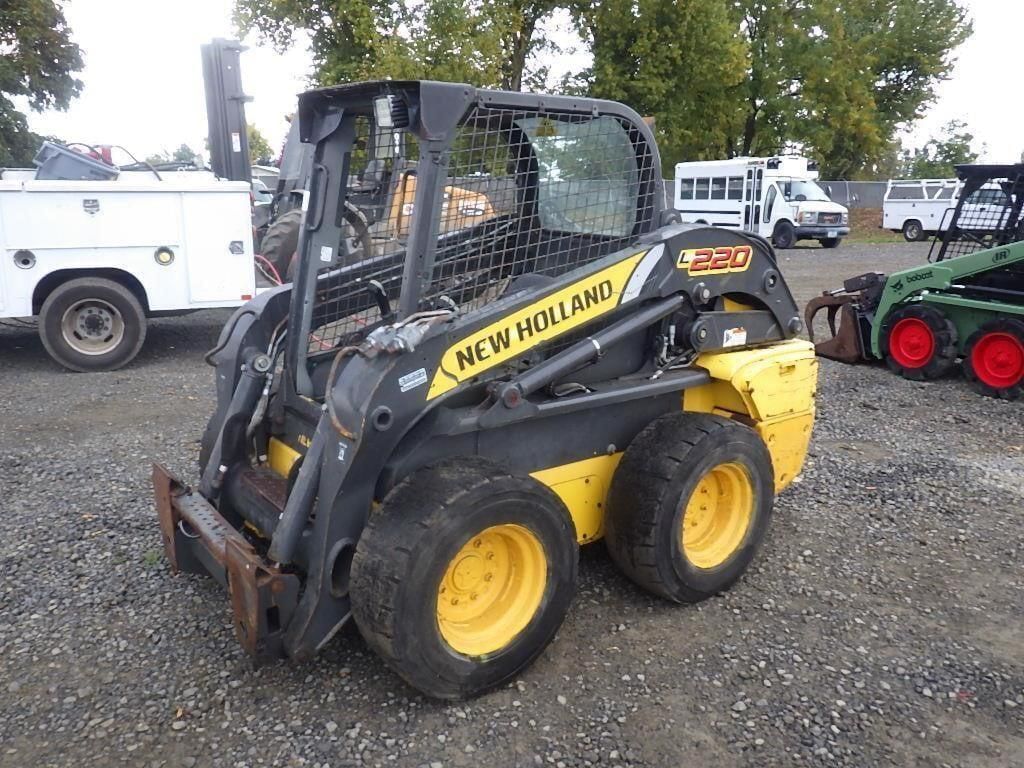 2013 New Holland L220 Equipment Image0
