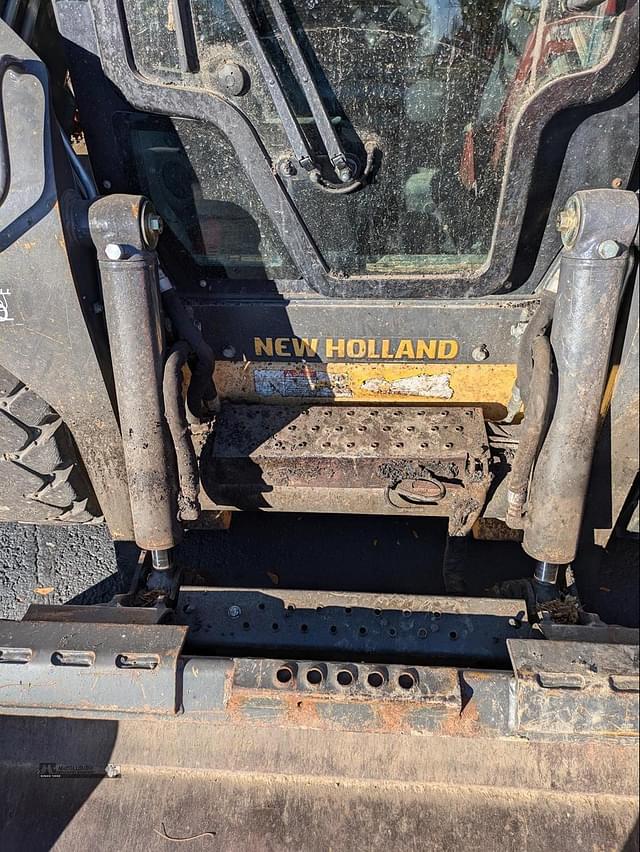 Image of New Holland L223 equipment image 2