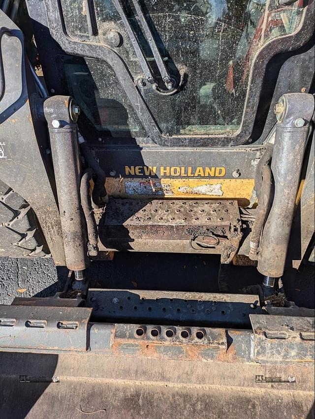 Image of New Holland L223 equipment image 2