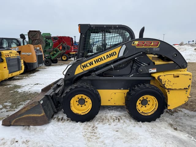 Image of New Holland L223 equipment image 2