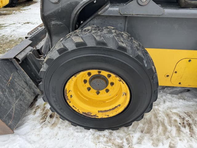 Image of New Holland L223 equipment image 3