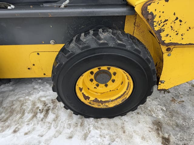 Image of New Holland L223 equipment image 4