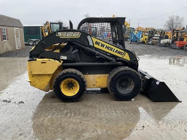 Image of New Holland L223 equipment image 4