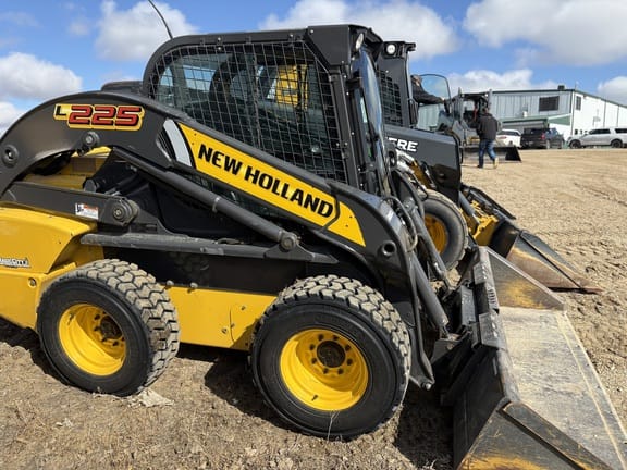 2013 New Holland L225 Equipment Image0