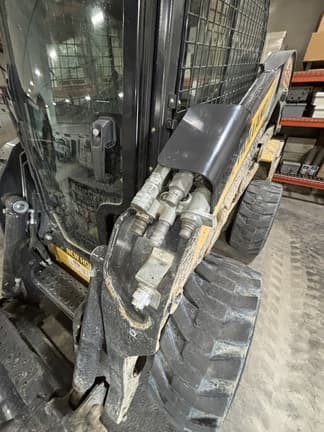 Image of New Holland L225 equipment image 2